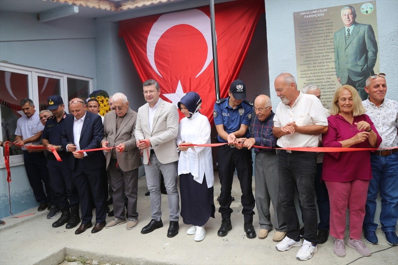 Kastamonu'nun İnebolu ilçesinde hayırsever iş insanı tarafından onarılan atıl haldeki eski okul...