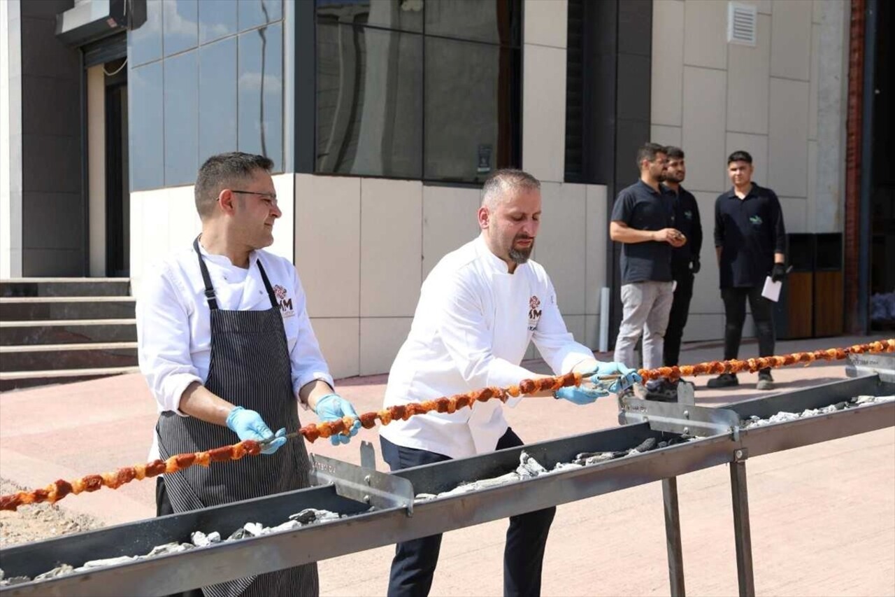 GastroAntep Kültür Yolu Festivali kapsamında, 500 ustanın 2,5 kilometre uzunluğunda "dünyanın en...