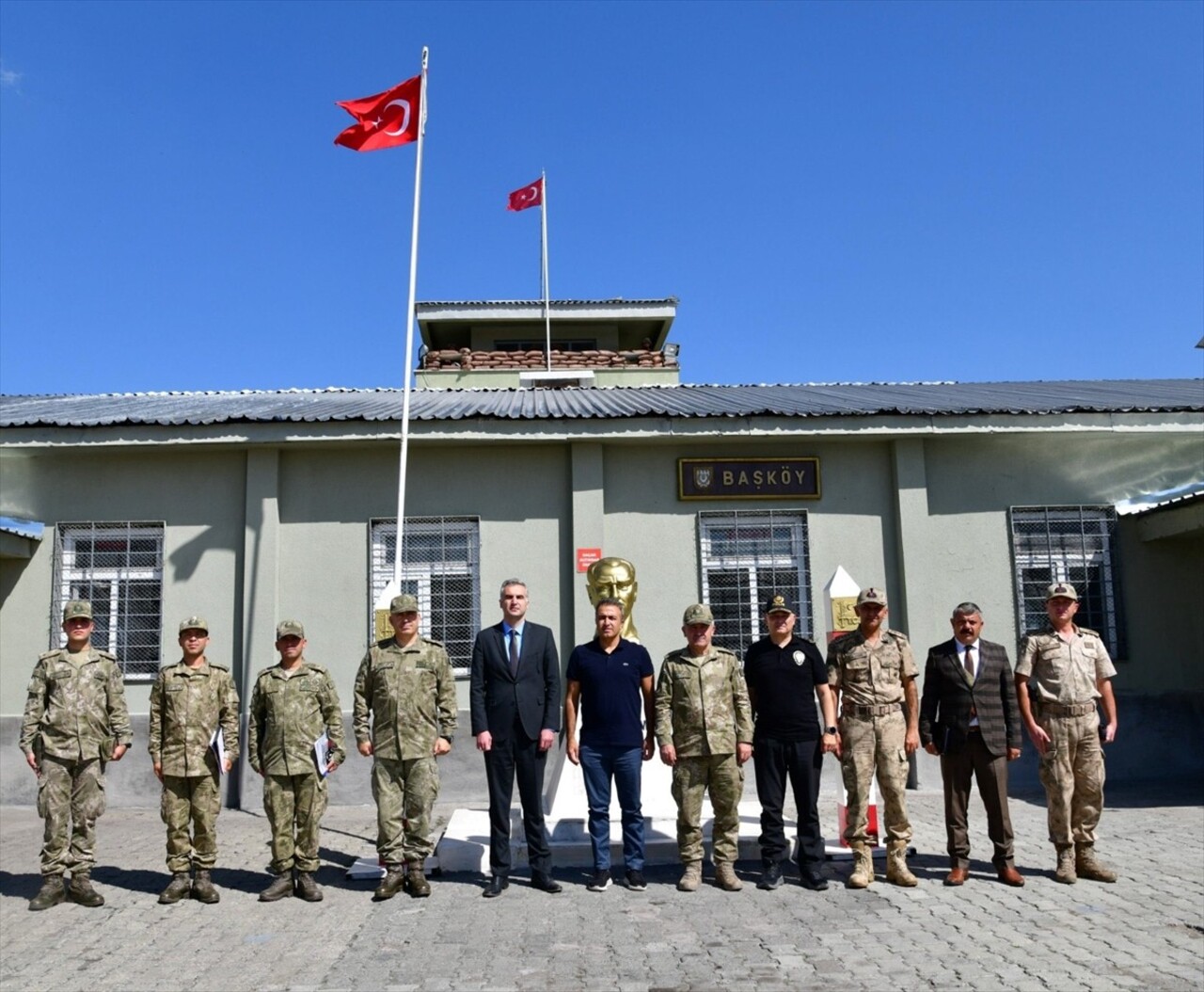 Ardahan Valisi Hayrettin Çiçek (sağ2), Gürcistan ile Ermenistan sınırındaki karakollarda görevli...