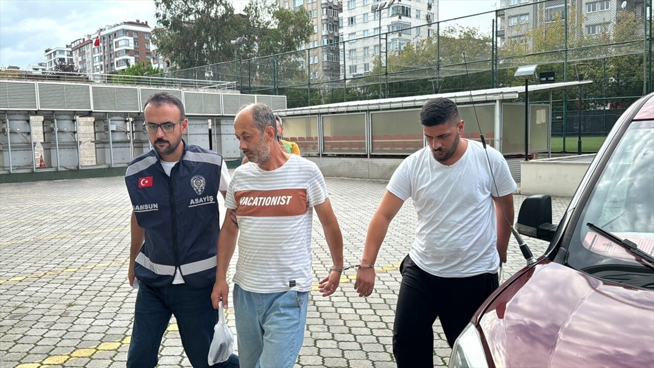 Samsun'un İlkadım ilçesinde parktan çöp kovası çaldıkları öne sürülen 2 hurdacı...