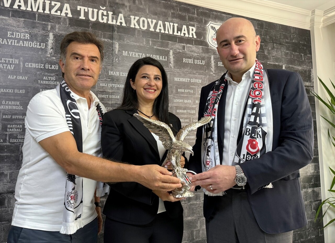 Beşiktaş Kulübü İkinci Başkanı Hüseyin Yücel, İzmir Beşiktaşlılar Derneğini ziyaret etti. Yücel...