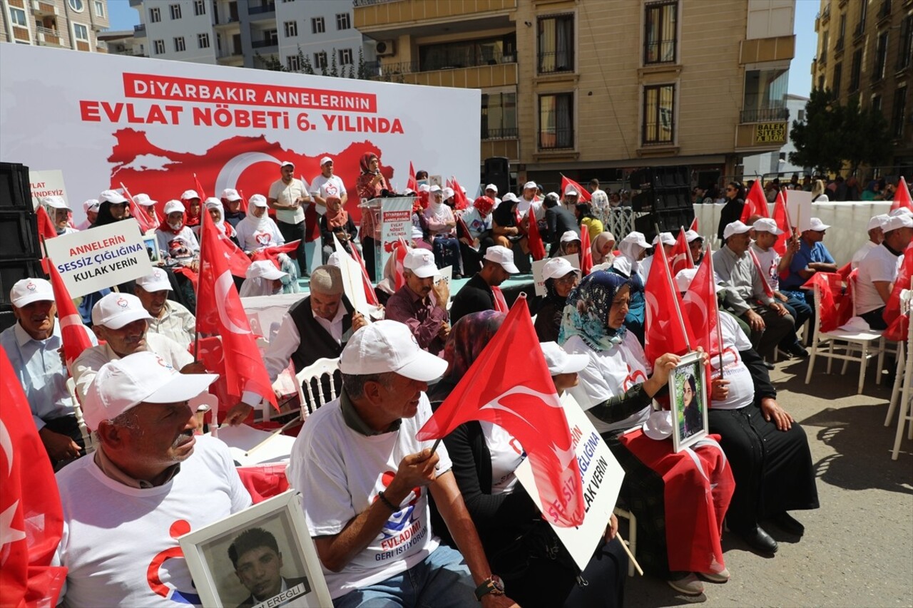 Dağa kaçırılan çocukları için eski HDP il binası önünde oturma eylemi yapan Diyarbakır annelerinin...