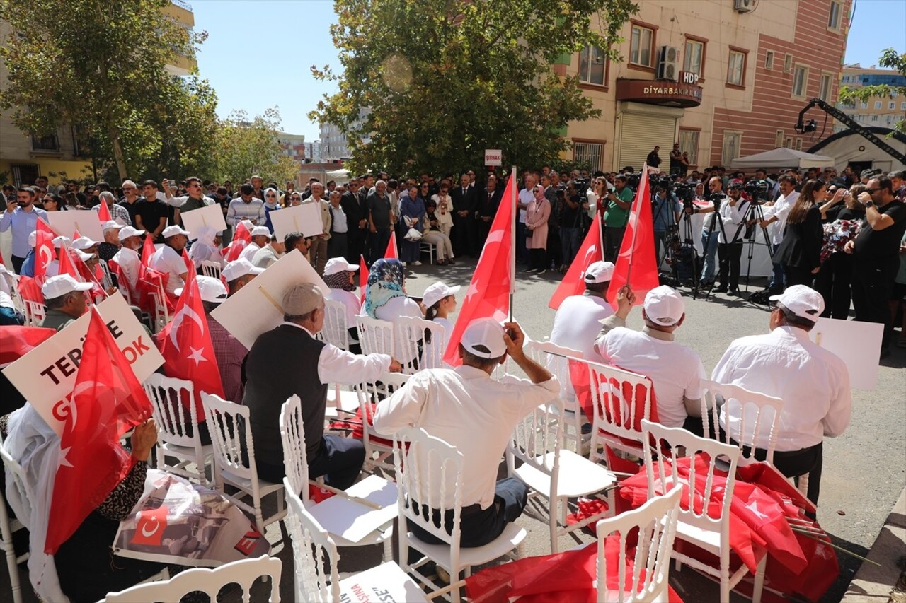 Dağa kaçırılan çocukları için eski HDP il binası önünde oturma eylemi yapan Diyarbakır annelerinin...