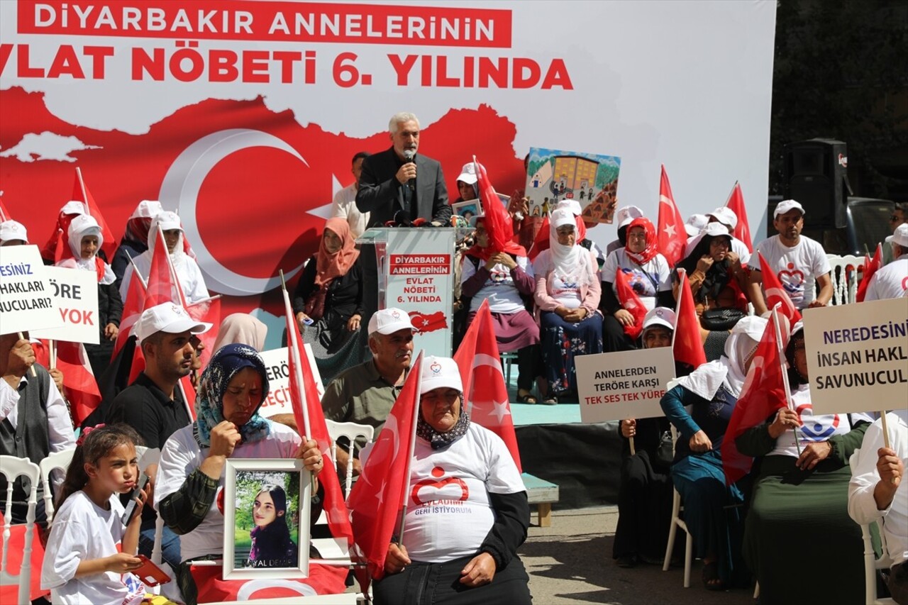 Dağa kaçırılan çocukları için eski HDP il binası önünde oturma eylemi yapan Diyarbakır annelerinin...