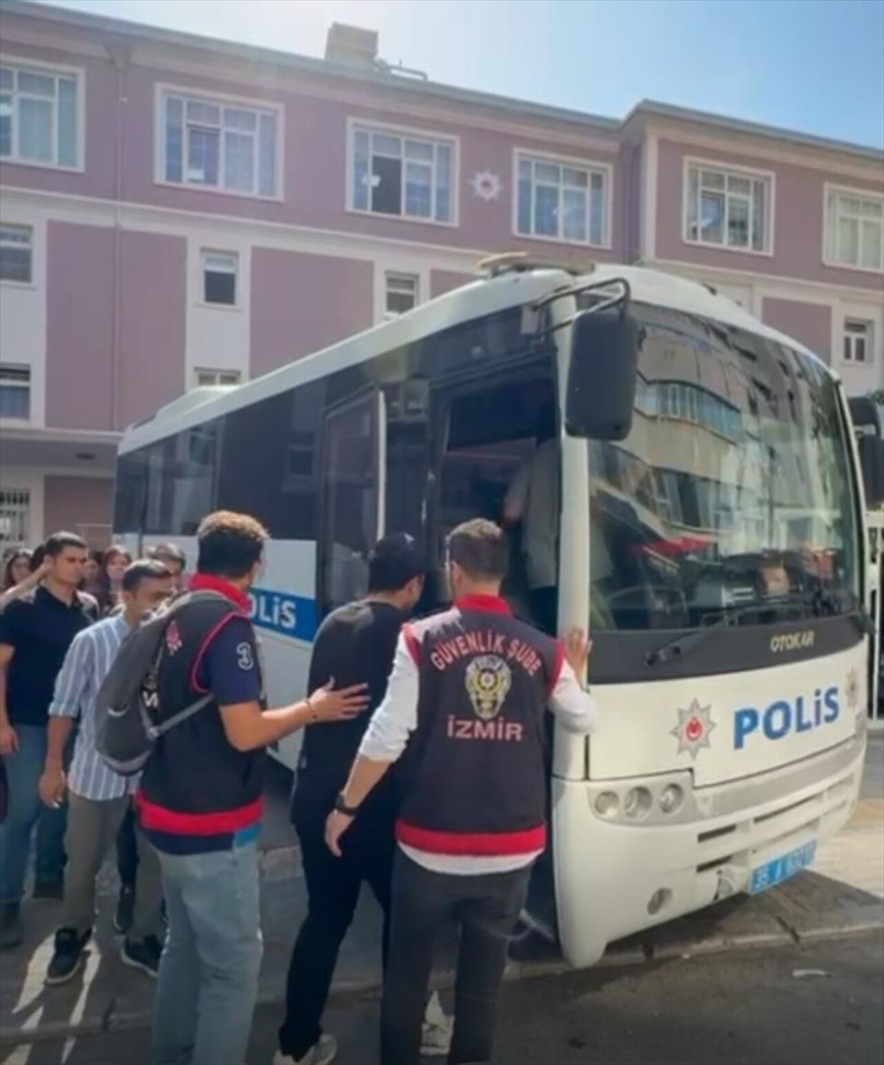 İzmir'de, ABD vatandaşı sivil giyimli 2 askeri personele yönelik fiziki saldırıya ilişkin...