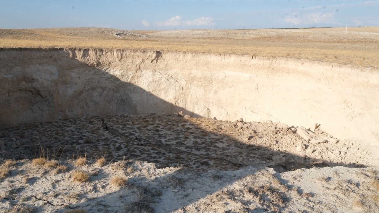 Konya'nın Karapınar ilçesinde 100 metre çapında ve 10 metre derinliğinde yeni bir obruk...