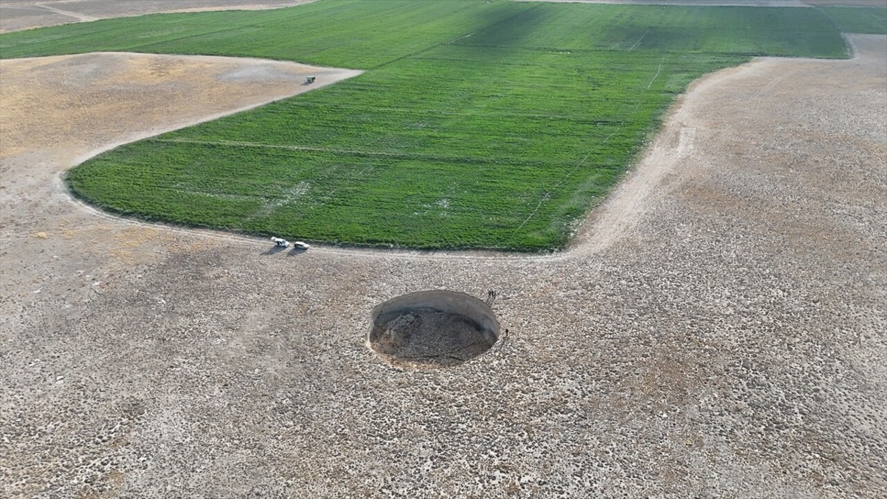 Konya'nın Karapınar ilçesinde 100 metre çapında ve 10 metre derinliğinde yeni bir obruk...