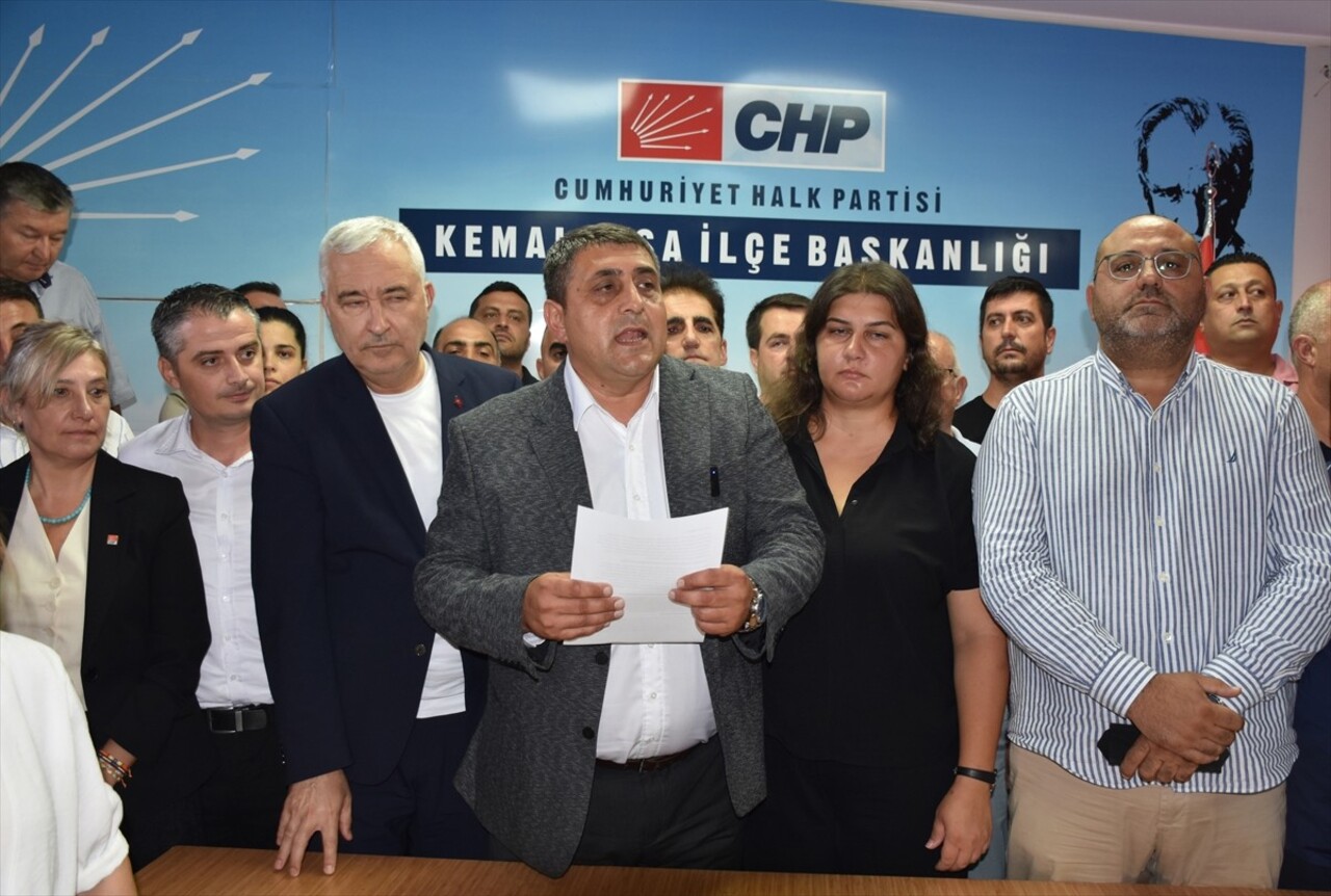 İzmir'de, CHP Kemalpaşa İlçe Başkanı Ahmet Yılmaz'ın evininin önünde park halinde bulunan aracına...