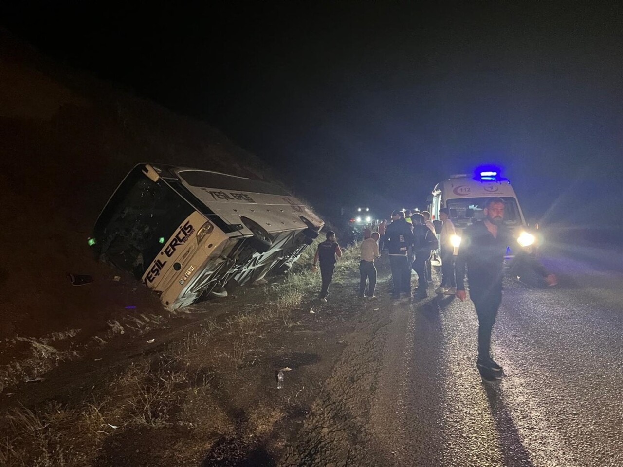 Sivas'ın İmranlı ilçesinde yolcu otobüsünün devrilmesi sonucu ilk belirlemelere göre 10 kişi...