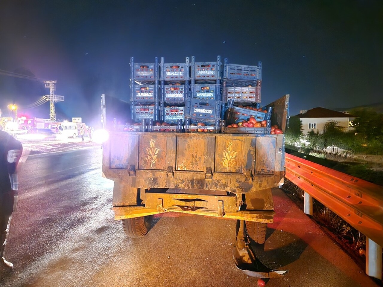 Kahramanmaraş'ın Afşin ilçesinde minibüs ile traktörün çarpışması sonucu 10 kişi yaralandı. Olay...