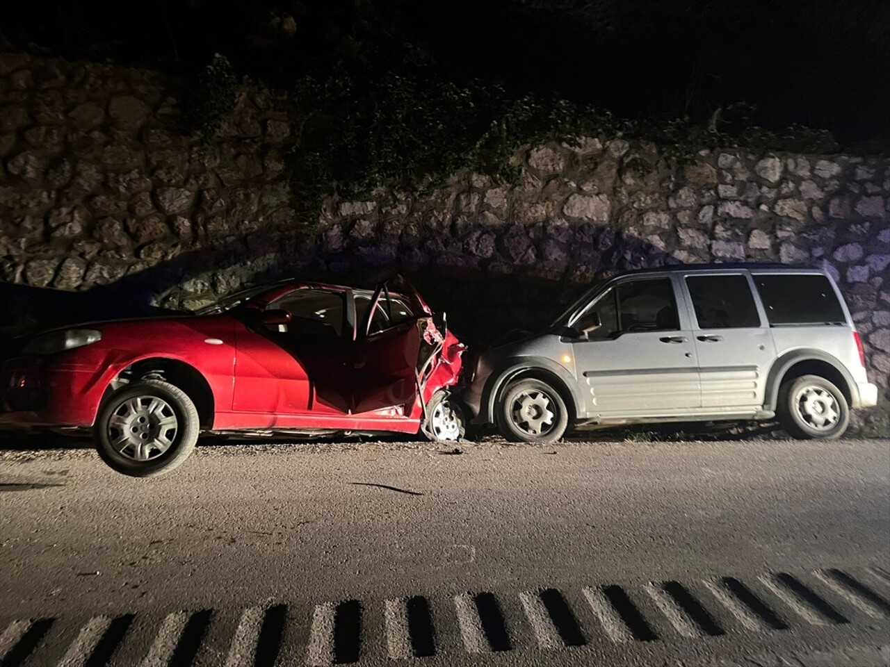 Karabük'te, hafif ticari araç ile otomobilin çarpışması sonucu 4 kişi yaralandı.