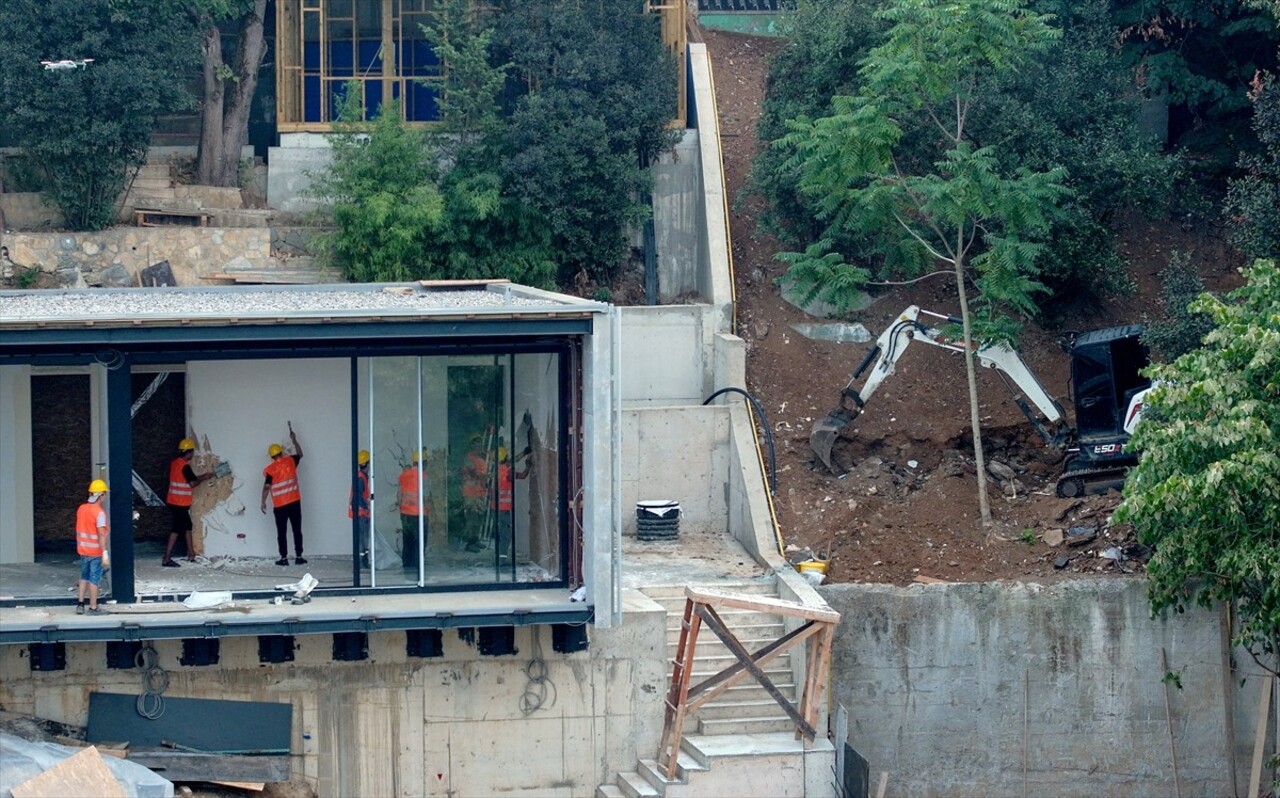 Üsküdar Vaniköy'de Boğaziçi Öngörünüm Bölgesi'nde izinsiz inşa faaliyetlerinin gerçekleştirildiği...