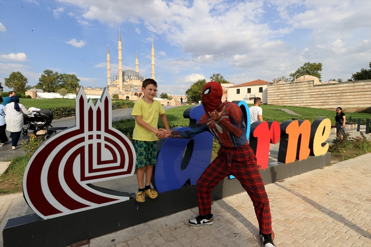 Türkiye'yi gezme hayalini gerçekleştirmek için "Örümcek Adam" kostümüyle yola çıkan Salih Ayaz...