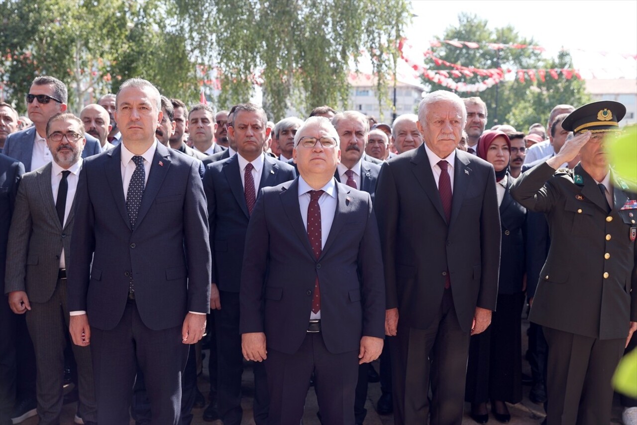 Sivas'ta, Sivas Kongresi'nin 105. yıl dönümü dolayısıyla Cumhuriyet Meydanı'nda tören düzenlendi....