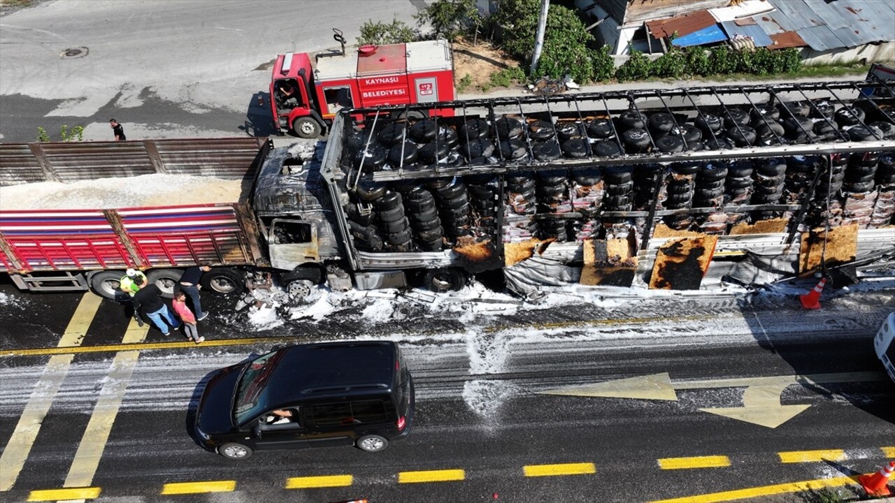 Düzce’nin Kaynaşlı ilçesinde freni boşalan tırın başka bir tıra çarpması sonucu, çarpan tırda...