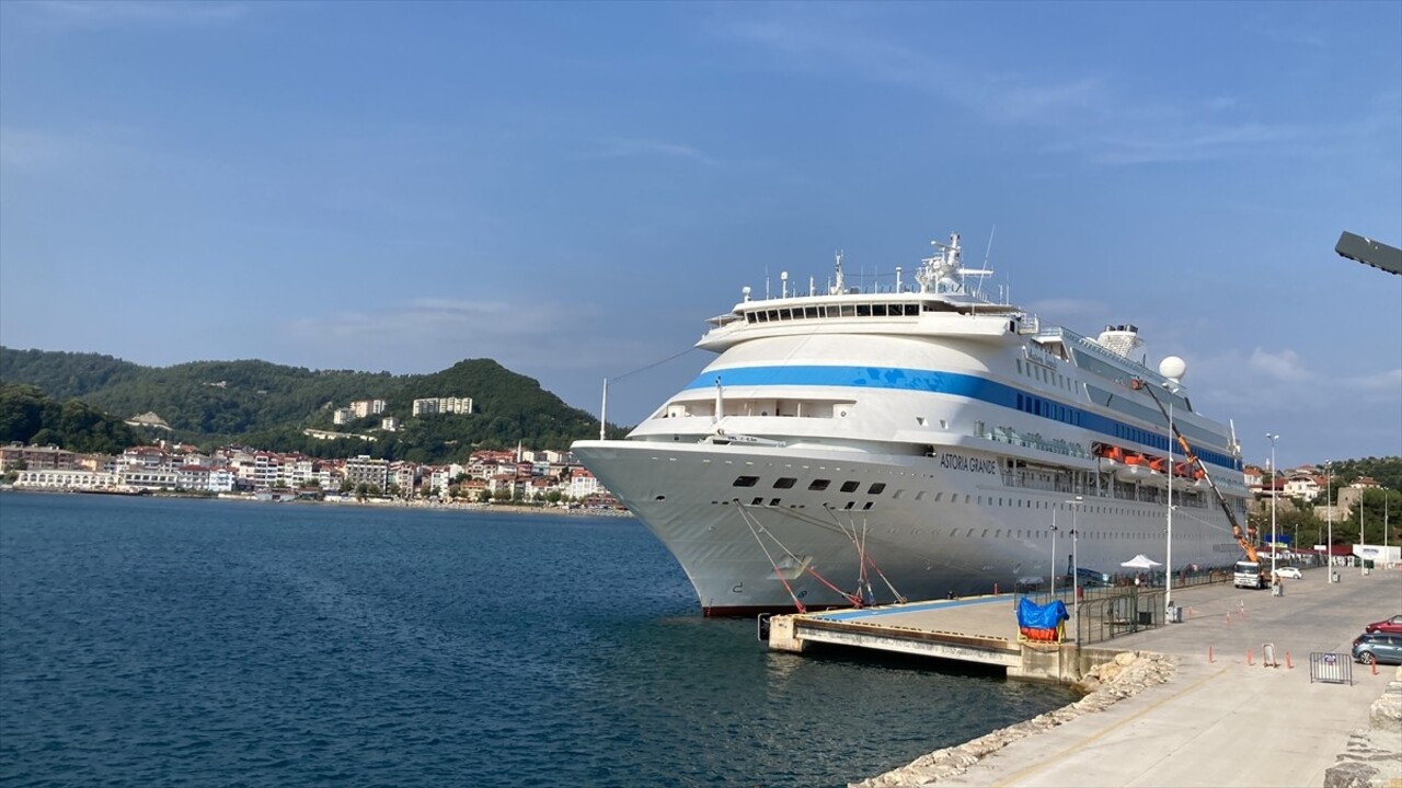 Rusya'nın Soçi kentinden hareket eden "Astoria Grande" adlı kruvaziyer, Bartın'ın Amasra ilçesine...