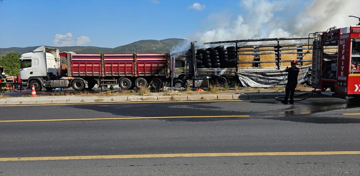 Düzce’nin Kaynaşlı ilçesinde freni boşalan tırın başka bir tıra çarpması sonucu anne ile 2 çocuğu...