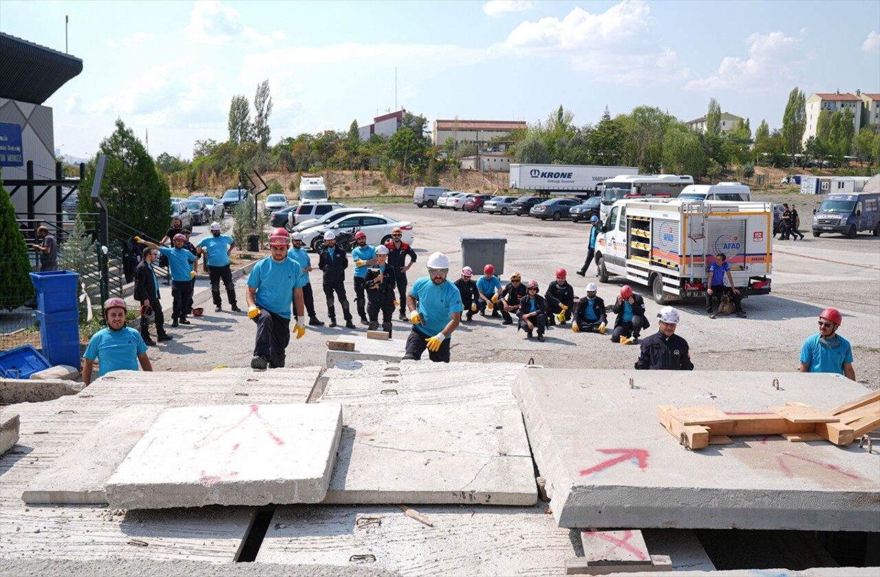 Anadolu Ajansı (AA) personeli, AFAD tarafından oluşturulan enkaz sahasında uygulamalı arama ve...