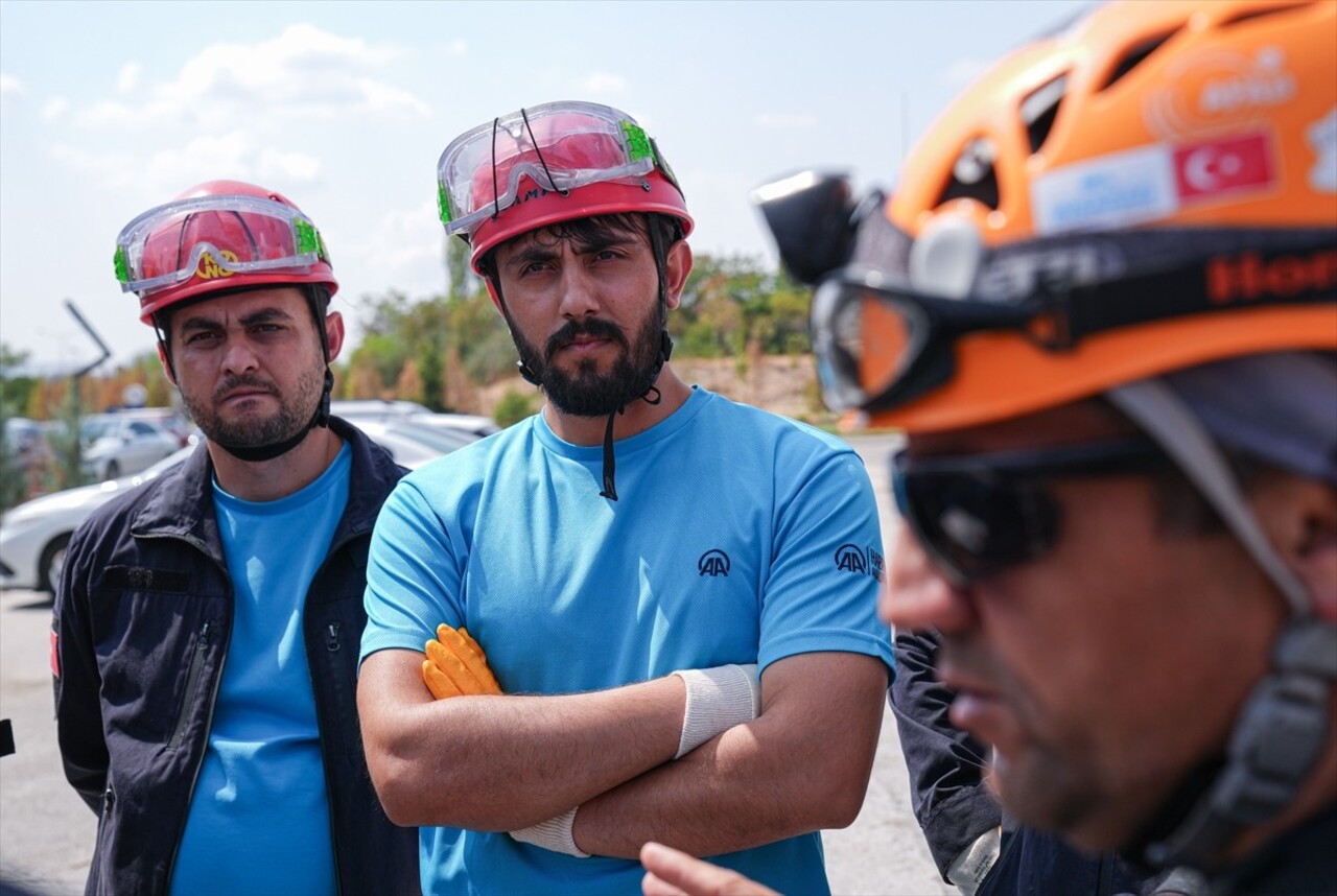 Anadolu Ajansı (AA) personeli, AFAD tarafından oluşturulan enkaz sahasında uygulamalı arama ve...