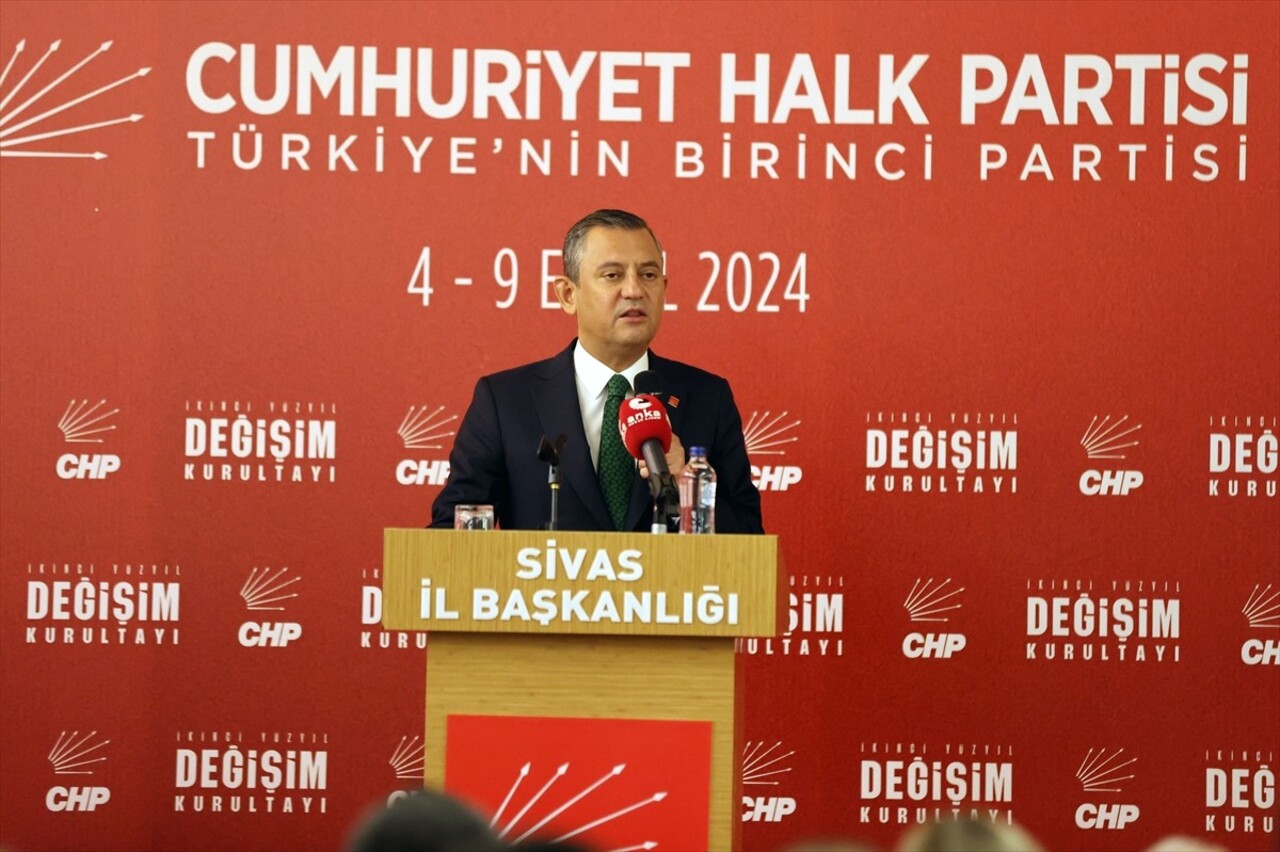 CHP Genel Başkanı Özgür Özel, partisince Sivas'ta bir otelde düzenlenen "İkinci Yüzyıl Değişim...