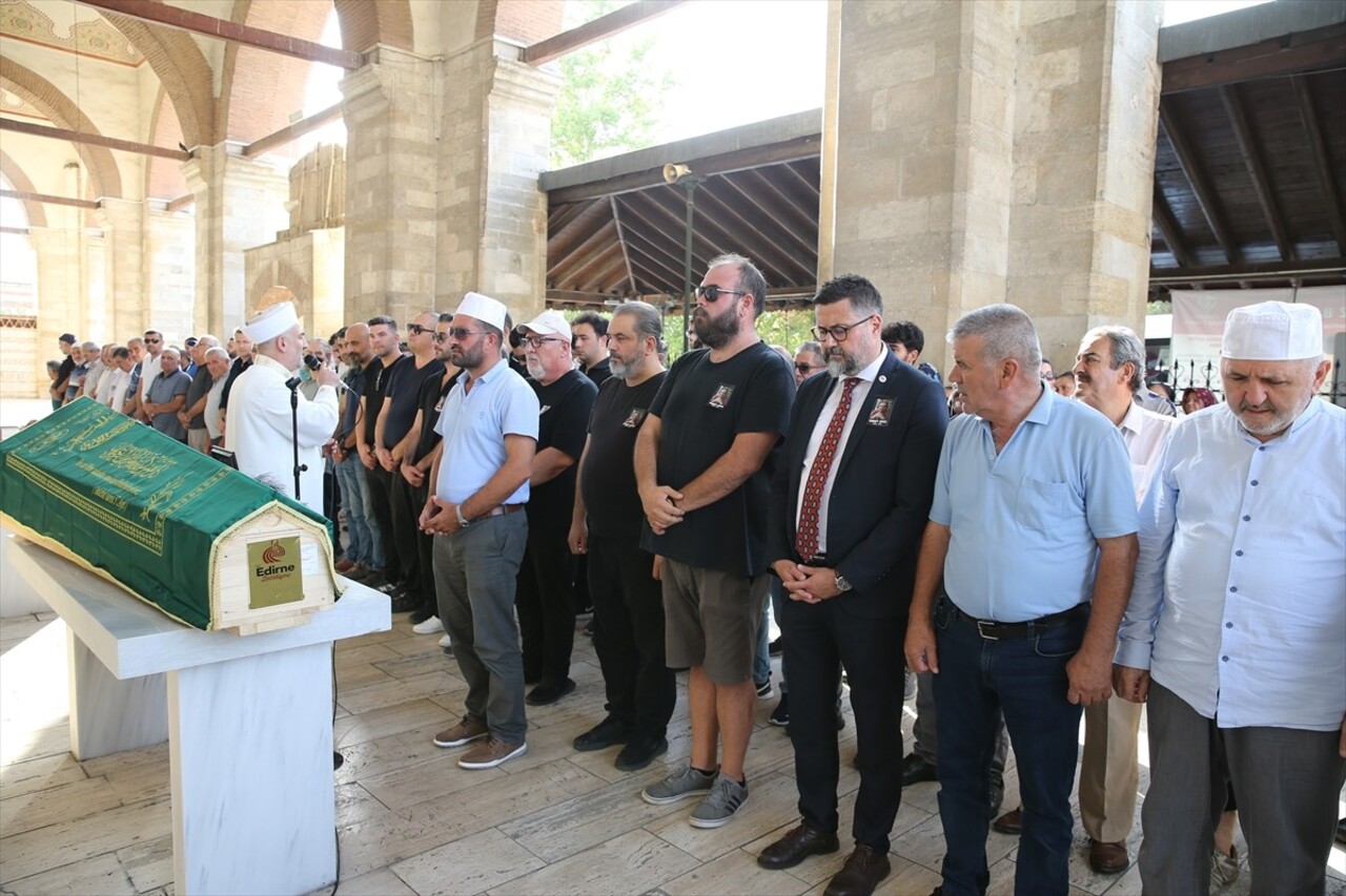 Geçirdiği rahatsızlık sonucu hayatını kaybeden oyuncu Umut Avcı, son yolculuğuna uğurlandı. Avcı...