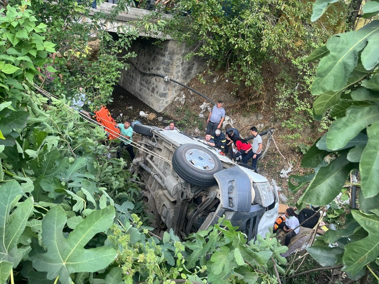 Tokat'ın Niksar ilçesinde fındık işçilerini taşıyan minibüsün devrilmesi sonucu 20 kişi...