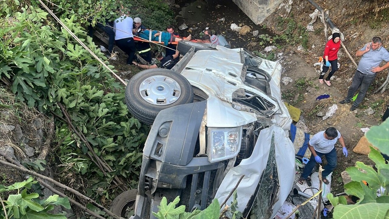 Tokat'ın Niksar ilçesinde fındık işçilerini taşıyan minibüsün devrilmesi sonucu 20 kişi...