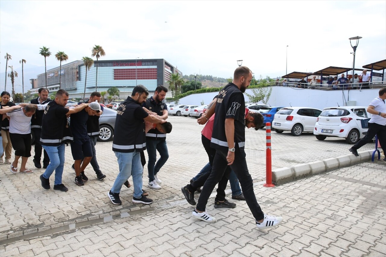 Hatay'ın İskenderun ilçesinde, bir kişinin bıçaklanarak öldürülmesiyle ilgili gözaltına alınan 5...