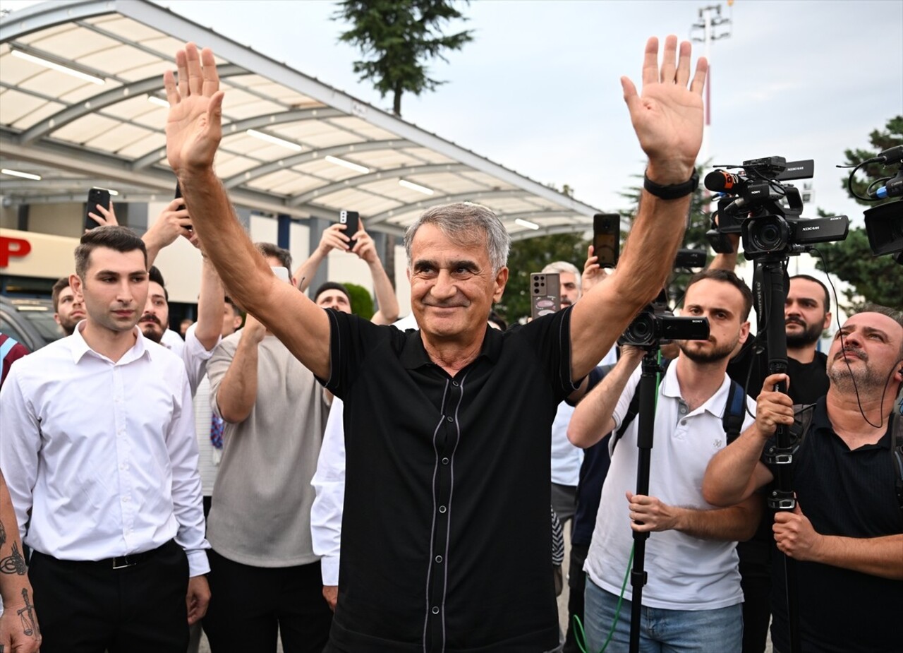 Trabzonspor'un anlaşmaya vardığı teknik direktör Şenol Güneş, Trabzon'a geldi. Güneş, havalimanı...