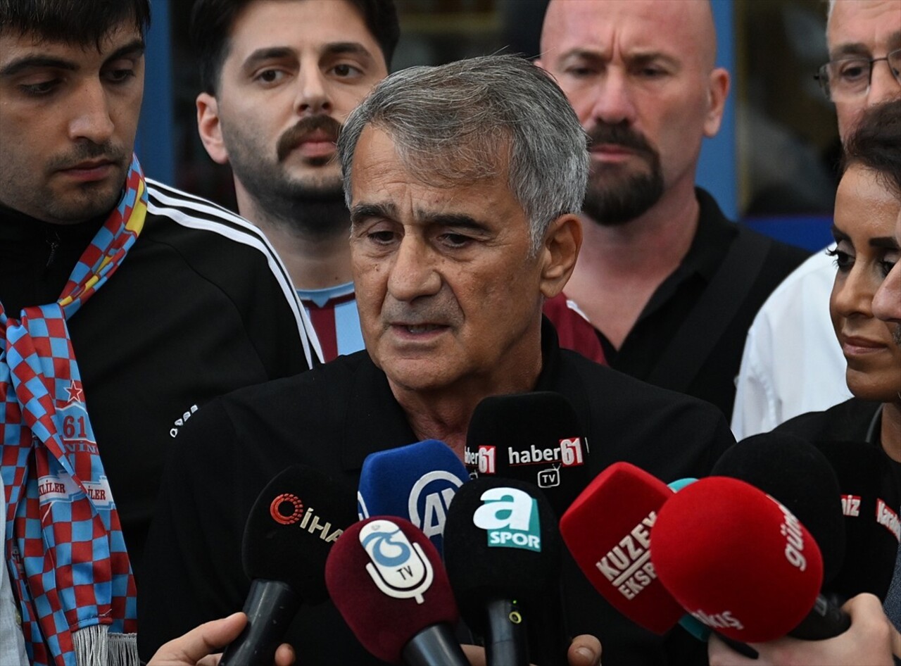 Trabzonspor'un anlaşmaya vardığı teknik direktör Şenol Güneş, Trabzon'a geldi. Güneş, havalimanı...