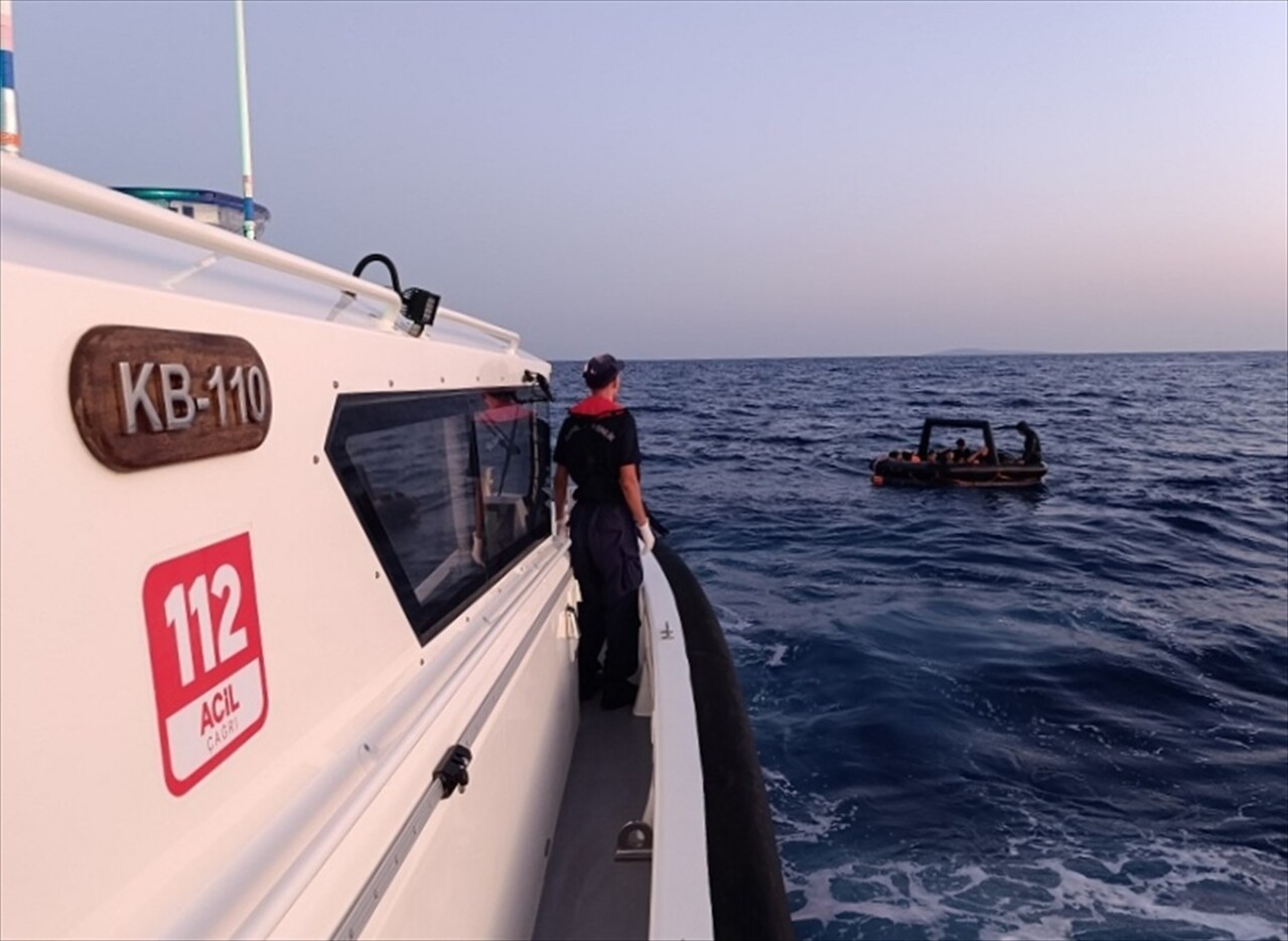 Muğla'nın Bodrum ilçesi açıklarında 30 düzensiz göçmen kurtarıldı.