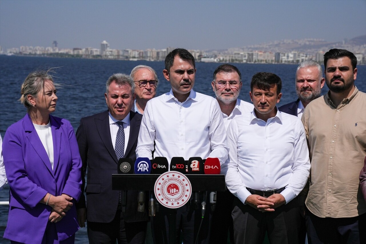 İzmir Körfezi'nde yaşanan toplu balık ölümleri, kötü koku ve kirliliğin sebeplerinin araştırılması...