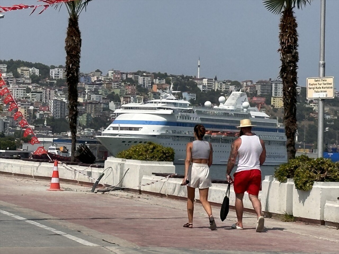 Rusya'nın Soçi kentinden hareket eden Panama bandıralı "Astoria Grande" kruvaziyeri, Samsun'a...