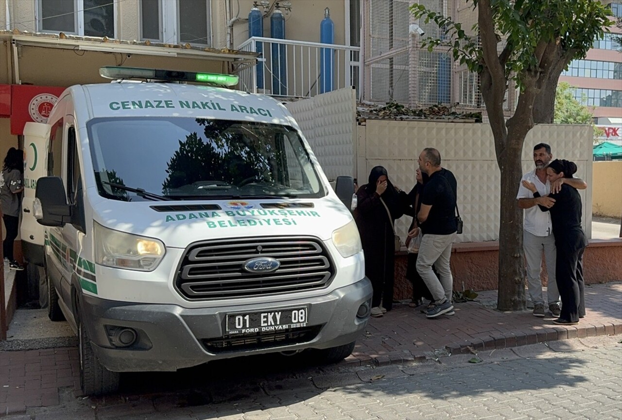 Adana'da otomobilin devrilmesi sonucu 14 yaşındaki sporcu öldü, babası ve ablası yaralandı....