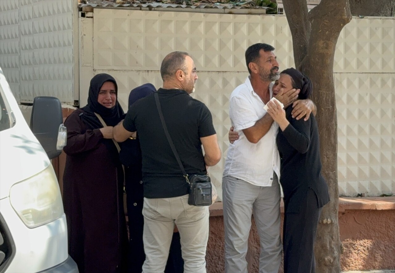 Adana'da otomobilin devrilmesi sonucu 14 yaşındaki sporcu öldü, babası ve ablası yaralandı....