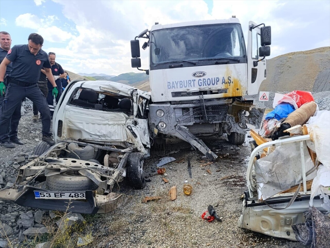 Erzurum'un Aziziye ilçesinde, hafriyat kamyonu ile pikabın çarpışması sonucu 3 kişi öldü, 1 ağır 2...