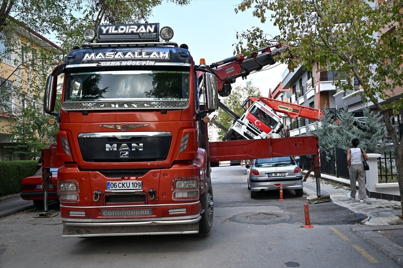 Ankara'nın Çankaya ilçesinde, bir binanın çatısına malzeme taşıyan vinç yan yattı. Olayda herhangi...