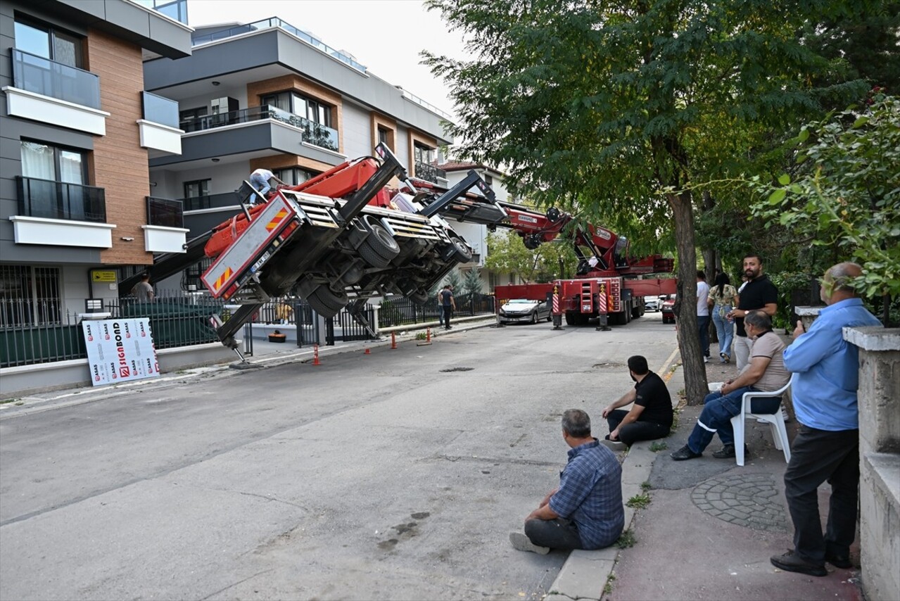 Ankara'nın Çankaya ilçesinde, bir binanın çatısına malzeme taşıyan vinç yan yattı. Olayda herhangi...