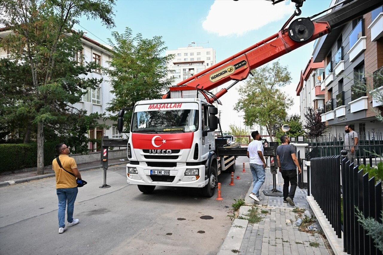 Ankara'nın Çankaya ilçesinde, bir binanın çatısına malzeme taşıyan vinç yan yattı. Olayda herhangi...