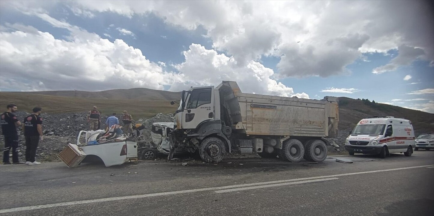 Erzurum'un Aziziye ilçesinde, hafriyat kamyonu ile pikabın çarpışması sonucu 3 kişi öldü, 1 ağır 2...