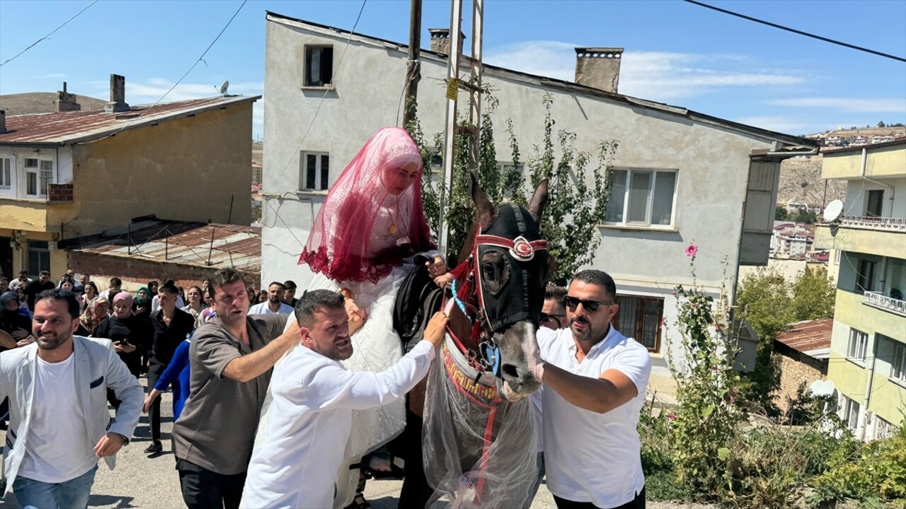 Bayburt'ta kayınpederinin isteğini geri çevirmeyen gelin, damadın evine at üzerinde getirildi.