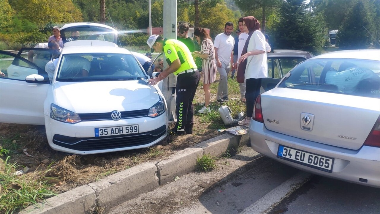 Samsun'un Atakum ilçesinde iki otomobilin çarpışması sonucu 3'ü hemşire, 7 kişi yaralandı. Olay...