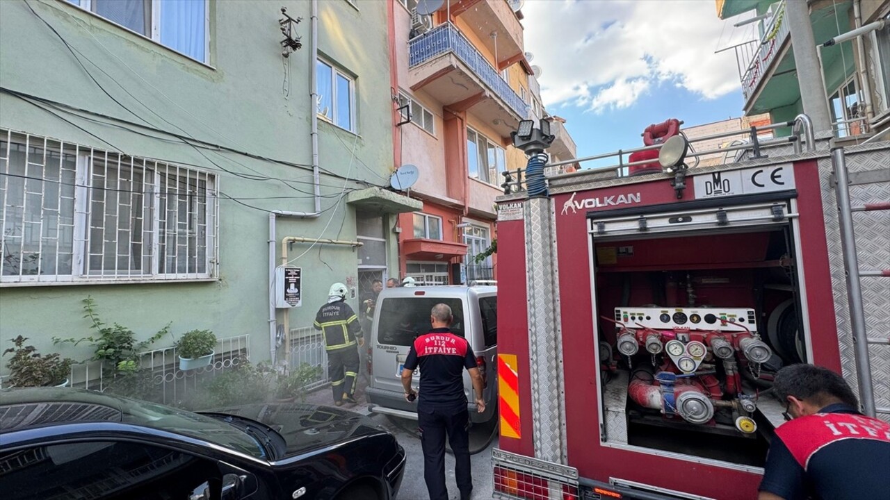 Burdur'da, bir binanın bodrum katında çamaşır makinesinden çıkan yangın söndürüldü.