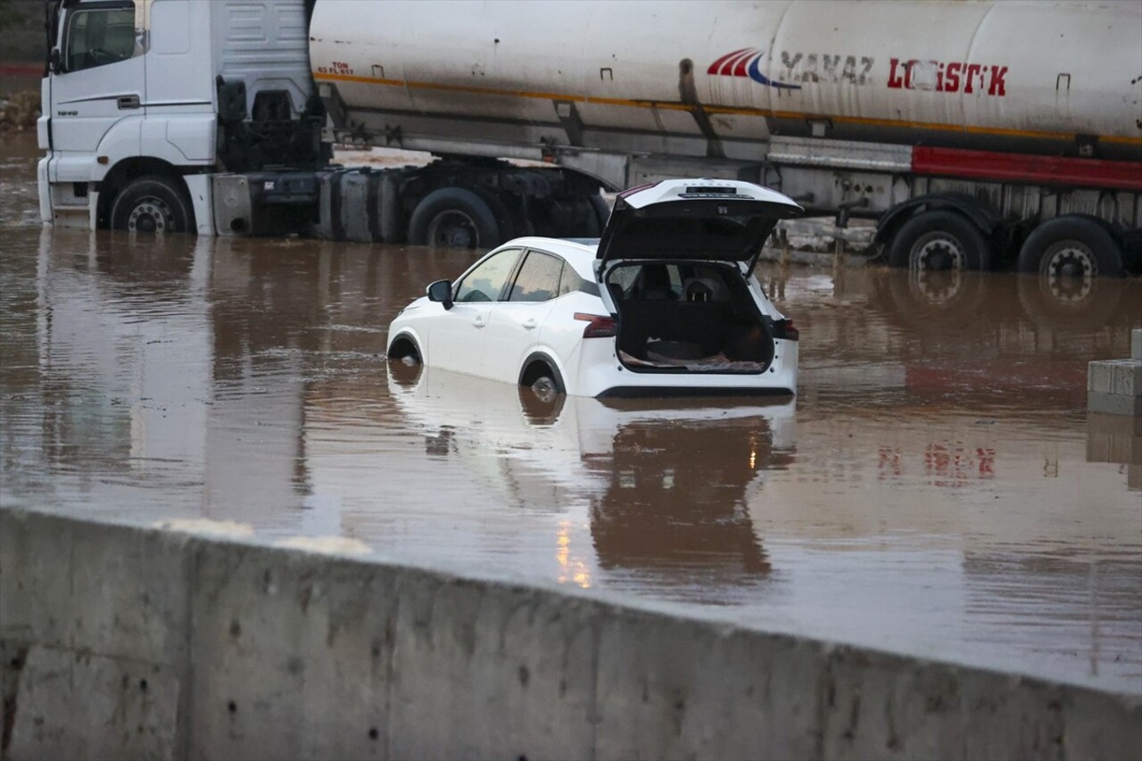 Gaziantep'te etkili olan sağanak hayatı olumsuz etkiledi. Kentte akşam saatlerinde başlayan yağmur...