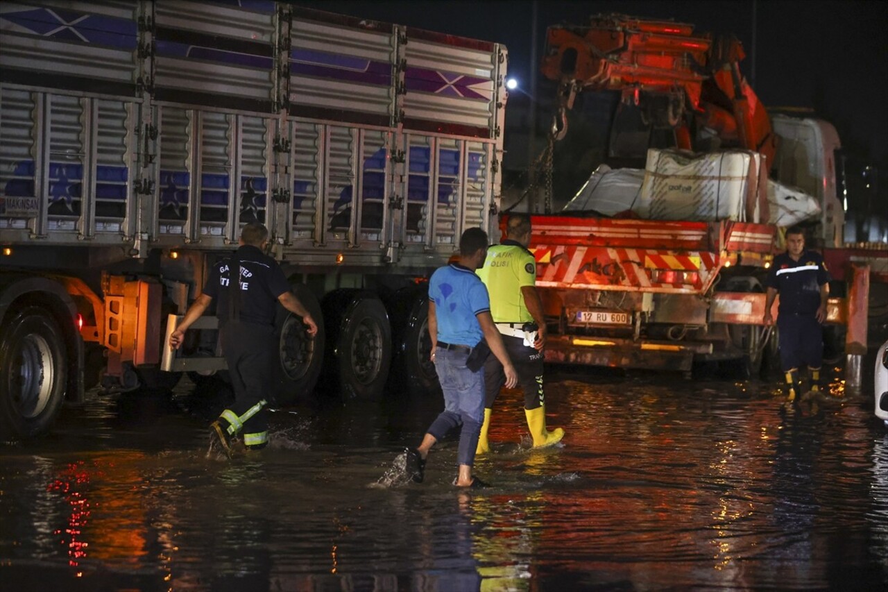 Gaziantep'te etkili olan sağanak hayatı olumsuz etkiledi. Kentte akşam saatlerinde başlayan yağmur...