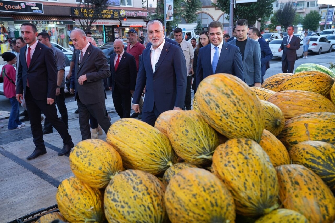 Çalışma ve Sosyal Güvenlik Bakanı Vedat Işıkhan (ortada), Düzce Valisi Selçuk Aslan'ı (solda)...