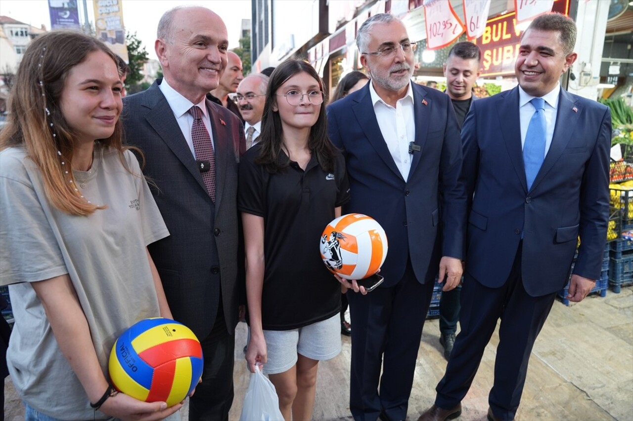 Çalışma ve Sosyal Güvenlik Bakanı Vedat Işıkhan (ortada), Düzce Valisi Selçuk Aslan'ı (solda)...