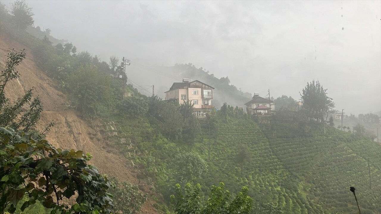 Rize'de etkili olan sağanak nedeniyle bazı derelerin debisi yükseldi ve toprak kayması meydana...