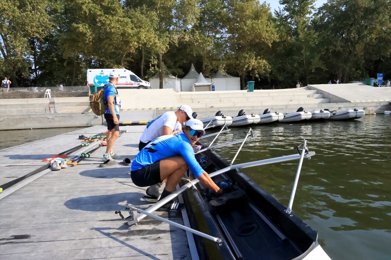 Edirne'de yarın başlayacak Avrupa 23 Yaş Altı Kürek Şampiyonası öncesi sporcular antrenman yaptı....