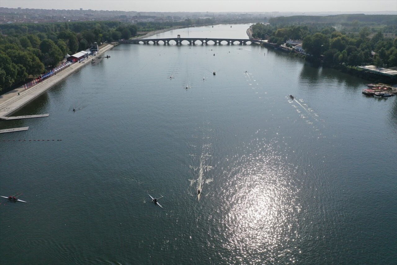 Edirne'de yarın başlayacak Avrupa 23 Yaş Altı Kürek Şampiyonası öncesi sporcular antrenman yaptı....